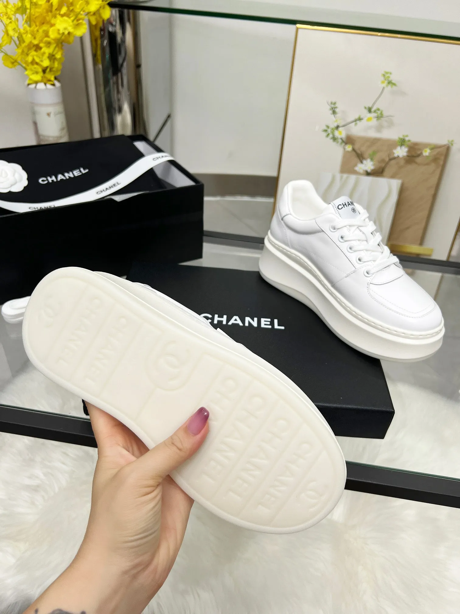 👟👟Ex-factory price 480👟👟 CHANEL 25C spring and summer new sports shoes official website is available at the same time ❤️ Counter out-of-stock kings. Major bloggers are recommending new styles on social days. This season’s new styles are simply eye-catching and look great on the feet. The casual casual sports style is refreshing and natural, interpreting Chanel’s fashionable femininity. The overall customization makes all sports models on the market at that time obsolete. This series is now available for sale! The upper is made of custom imported pebbled calf leather ➕ custom frosted calf leather. The lining is made of original one-to-one professionally customized mesh. Hardware accessories. Original full set of molds (not common in the market). Original custom molded TPU combination outsole. Height 4 cm. Women's size 35-39.
